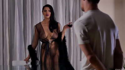 Slut Kira Queen zaprosił sąsiada na herbatę i pieprzył go na stole obiadowym